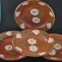 4 aardewerk bordjes, bruin met witte bloemen