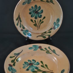 2 aardewerk bordjes, creme m. blauwe bloem