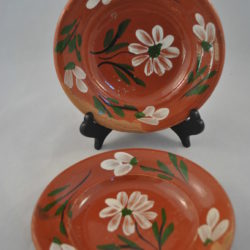2 bordjes, bruin aardewerk