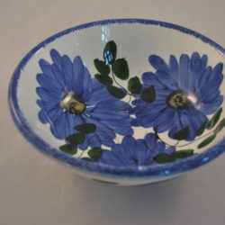 kom, blauwe bloemen