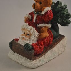 Kersttafereel (kerstman en beer op sleetje)