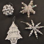 4 zilverkleurige kerstboomhangertjes