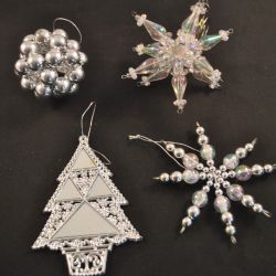 4 zilverkleurige kerstboomhangertjes