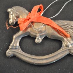 zilverkleurig kerstboomhangertje (paardje met oranje strik)