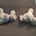 2 beeldjes van vogelfamilie
