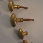 7 antieke deur/meubel-knoppen (messing/porselein)