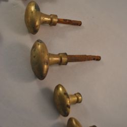 7 antieke deur/meubel-knoppen (messing/porselein)