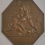 bronzen plaquette, 8-hoekig (man bedwingt leeuw)