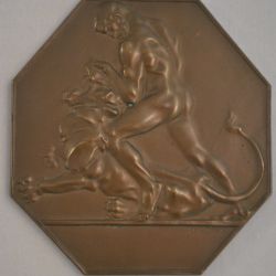 bronzen plaquette, 8-hoekig (man bedwingt leeuw)