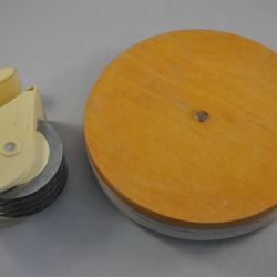 pottenbakkers draaischijf + kartelmesje (?)