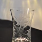 glas/vaasje (gegraveerd met bloemmotief)