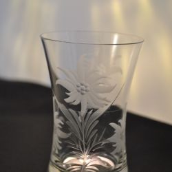 glas/vaasje (gegraveerd met bloemmotief)