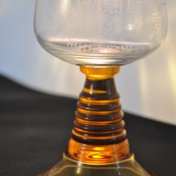 wijnglas op bruine voet (Mittelrhein)
