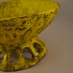 bloempot met open voet, geel aardewerk