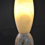 tafellamp (marmer/melkglas)