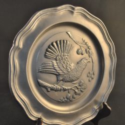 Tinnen wandbord (met vogel in reliëf)