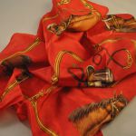 Shawl (rood, met paardenmotieven)