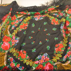 Shawl (zwart met veelkleurige bloemguirlandes)