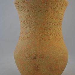 Vaas (aardewerk), met <<<-decoratie