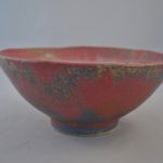Schaal op voet (rood, blauw, lila)