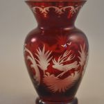 Vaasje (rood glas, wit gedecoreerd)