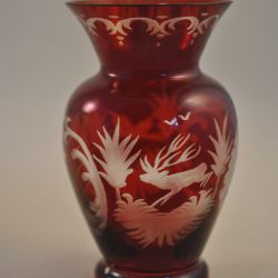 Vaasje (rood glas, wit gedecoreerd)