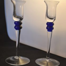 2 glazen kaarsenhouders (met blauwe knoopversiering)