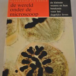 De wereld onder de microscoop  (serie: De mens ziet zijn wereld)
