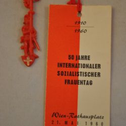 Deelnemersbewijs ("badge") 50 Jahre Internationaler Sozialistischer Frauentag, Wien 21 mei 1960
