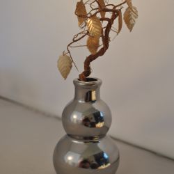 Zilverkleurig vaasje met decoratie-tak