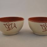 2 sauskommetjes (aardewerk)
