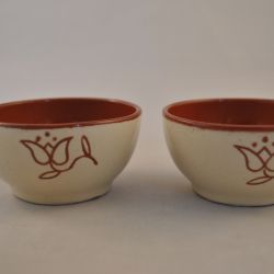 2 sauskommetjes (aardewerk)