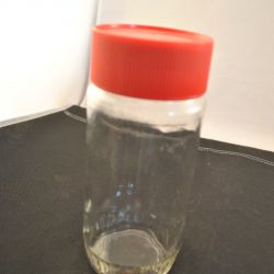 Voorraadglas met rode deksel