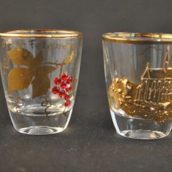 2 goudversierde drinkglazen (souvenirs)