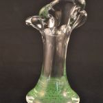 Bloemvaasje met groene voet, 13,5 cm.