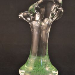 Bloemvaasje met groene voet, 13,5 cm.