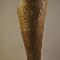 Vaas, bruin (bladmotief), kunstobject
