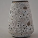 Vaasje 8,5 cm, wit "geschuimd", keramiek (vintage)