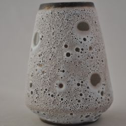 Vaasje 8,5 cm, wit "geschuimd", keramiek (vintage)