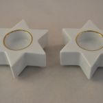 2 porseleinen waxinelichthouders (witte kerststerren)