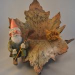 Keramiek object (blad in de vorm van een stoel met kabouter)