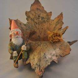 Keramiek object (blad in de vorm van een stoel met kabouter)