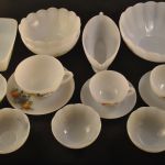 12 serviesdelen (wit matglas, jaren '70 decor)