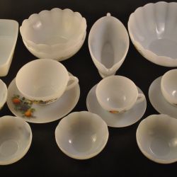12 serviesdelen (wit matglas, jaren '70 decor)
