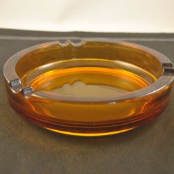 Asbak, oranjekleurig glas