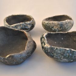 4 keramiek objecten  (schaaltjes/kommetjes), antraciet tinten