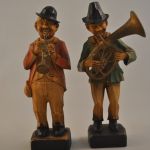 2 houten beeldjes (muzikanten)
