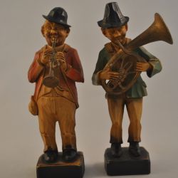 2 houten beeldjes (muzikanten)