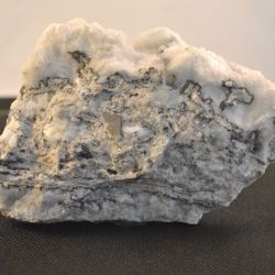 Brok natuursteen (wit met grijs) 16 x 10 x 4,5 cm