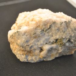 Brok natuursteen (wit/grijs/groen) 11 x 6 x 6 cm